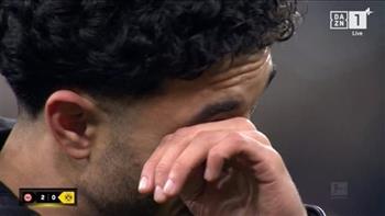   بالدموع والأحزان.. عمر مرموش يودع جماهير فرانكفورت 