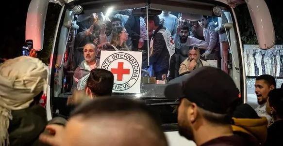 شخصيات ثقيلة.. إسرائيل ستفرج عن737 فلسطينيا مقابل أول دفعة من الأسرى 