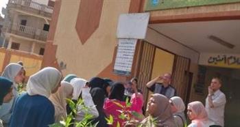    وكيل تعليم الدقهلية يتابع تسليم أوراق أسئلة امتحان اللغة العربية للشهادة الإعدادية 