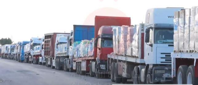 بالفيديو .. اصطفاف مئات الشاحنات من المساعدات لبدء الدخول لغزة   