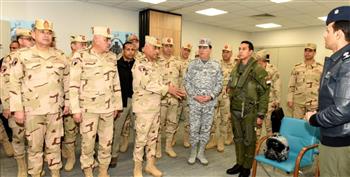   وزير الدفاع يتفقد إحدى القواعد الجوية ويلتقى عدد من المقاتلين