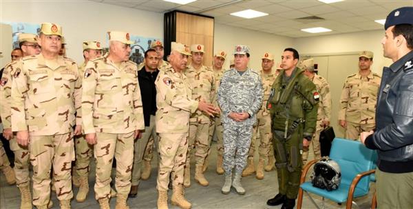 وزير الدفاع يتفقد إحدى القواعد الجوية ويلتقى عدد من المقاتلين