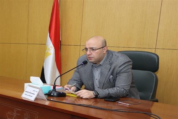 محافظ بني سويف يناقش  جهود ونتائج  34 زيارة للتفتيش المالي والإداري