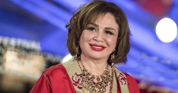 إلهام شاهين تهنئ المخرج محمد عبد العزيز على جائزة "إنجاز العمر"