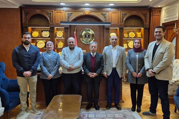نقيب الأطباء يزور طبيب المنصورة للاطمئنان عليه بعد تعرضه لأزمة قلبية