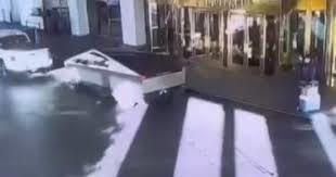 الشرطة الأمريكية: مقتل شخص وإصابة 7 على الأقل في انفجار سيارة أمام فندق ترامب في لاس فيجاس