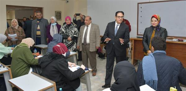 رئيس جامعة القاهرة يتفقد لجان الامتحانات بكليات الآداب والتجارة والإعلام والآثار
