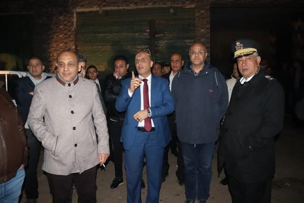 بعد السيطرة على حريق ثلاجة خضار أجهور.. محافظ القليوبية ومدير الأمن يتابعان عملية التبريد