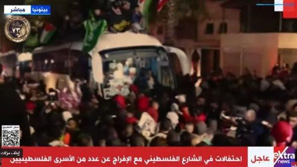 وصول حافلات الأسرى الفلسطينيين المفرج عنهم إلى غرب رام الله 