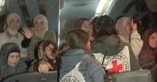   صور للأسيرات الفلسطينيات بعد تحريرهن بموجب صفقة التبادل بين حماس وإسرائيل
