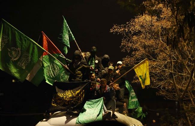 الفلسطينيون يستقبلون السجناء المفرج عنهم باحتفالات شعبية