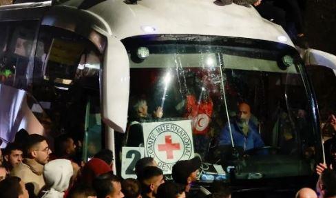 التليفزيون الفلسطيني: حافلات المفرج عنهم تصل بيتونيا غرب رام الله