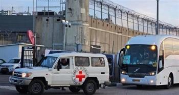 "الصليب الأحمر": إطلاق سراح الدفعة الأولى من صفقة تبادل الأسرى والمحتجزين