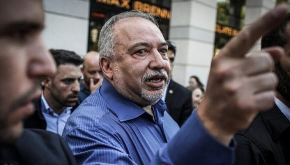 الدور على نتنياهو.. ليبرمان يدعو أعضاء المجلس الوزاري لتقديم استقالاتهم