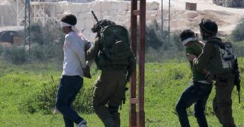   الاحتلال يعتقل خمسة فلسطينيين من بلدة بيت كاحل بالخليل