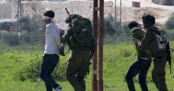 الاحتلال يعتقل خمسة فلسطينيين من بلدة بيت كاحل بالخليل