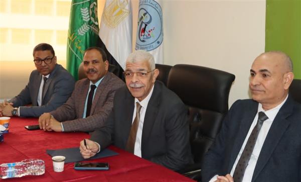 رئيس جامعة المنوفية يعقد اجتماع مجلس العمداء بكلية الصيدلة
