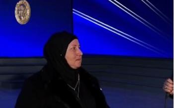   والدة عمر القاضي تمنح السيسي قلادة الشهيد الخاصة: "كمل يا ريس واحنا في ضهرك"