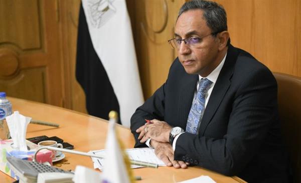 محافظ قنا يناقش عرضا لإدارة مشروع مجمع شتلات قصب السكر بالمراشدة