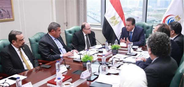 وزير الصحة يناقش الاستراتيجية الوطنية لنفاذ المستحضرات الطبية للأسواق العالمية