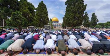   50 ألفا يؤدون صلاة الجمعة في المسجد الأقصى