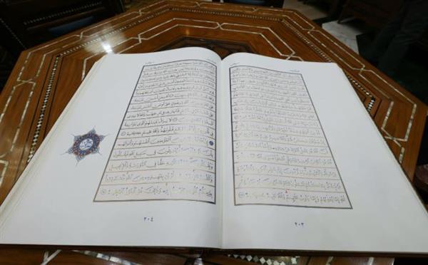 معرض الكتاب .. جناح الأزهر يقدم لزواره لأول مرة مصحفا فريدا بزخرفة فنية شاملة