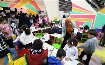   "إبداعات الطلاب الوافدين" تجذب زوار جناح الأزهر في ثاني أيام معرض الكتاب