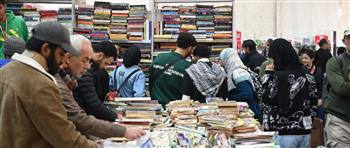   "بداية من جنيه واحد".. تخفيضات هيئة الكتاب تُشعل "تظاهرة ثقافية" بمعرض القاهرة الدولي