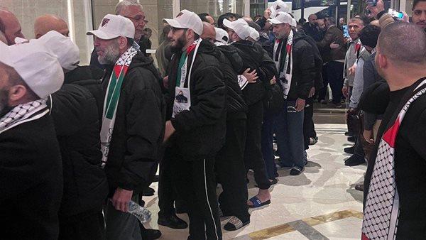التفاصيل الكاملة.. حماس تعلن وصول الأسرى الفلسطينيين المحررين إلى القاهرة