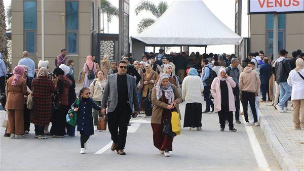 اللجنة العليا لمعرض القاهرة الدولي للكتاب: 445 ألف زائر خلال اليوم الثاني