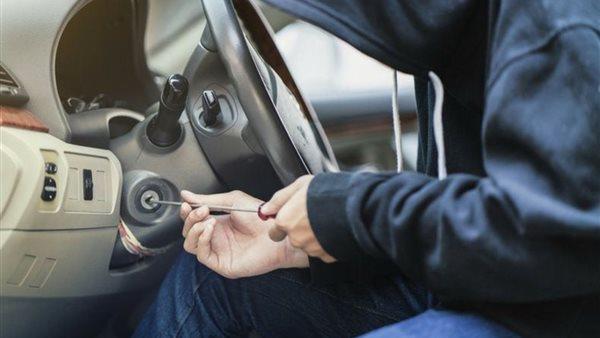 بأسلوب كسر الزجاج .. اعترافات تفصيلية لـ «لص محتويات السيارات» في النزهة 