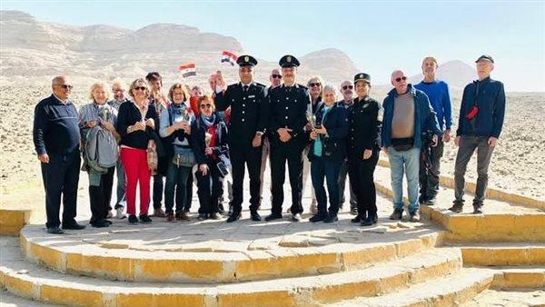 شرطة السياحة والآثار تقدم الورود والهدايا لزائري المناطق الأثرية بالمنيا