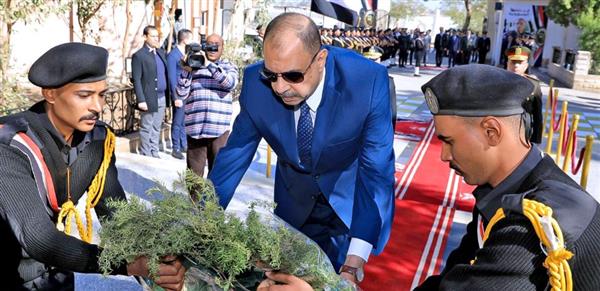 محافظ سوهاج يضع إكليلا من الزهور على النصب التذكاري لشهداء الشرطة