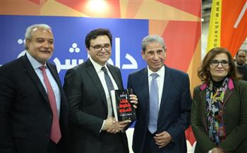  بالصور .. المندوه يهدي وزير الثقافة كتابه " خلف خطوط العدو " 