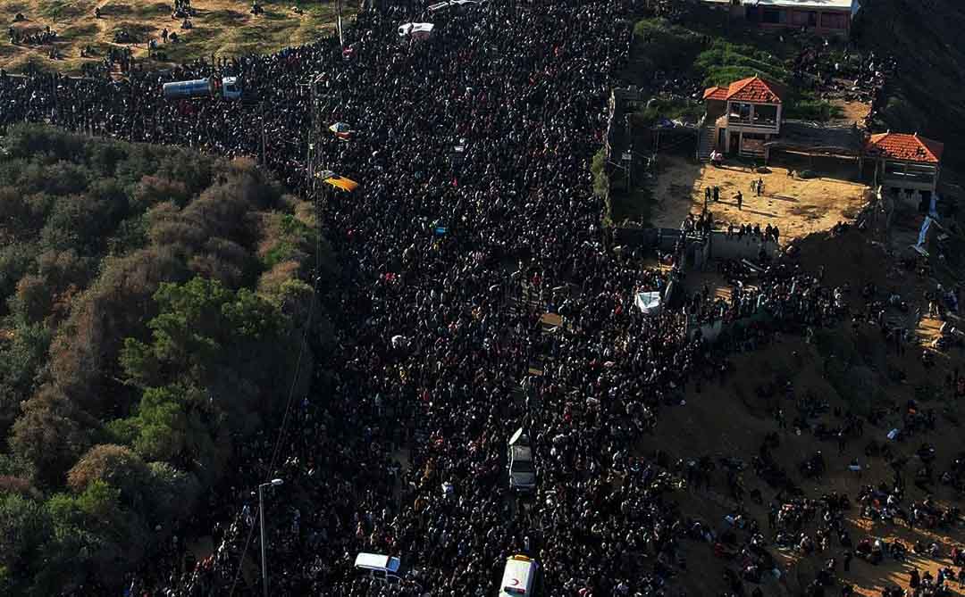 العودة إلى الديار.. عشرات آلاف الفلسطينيين يعودون مشيا على الأقدام إلى شمال غزة