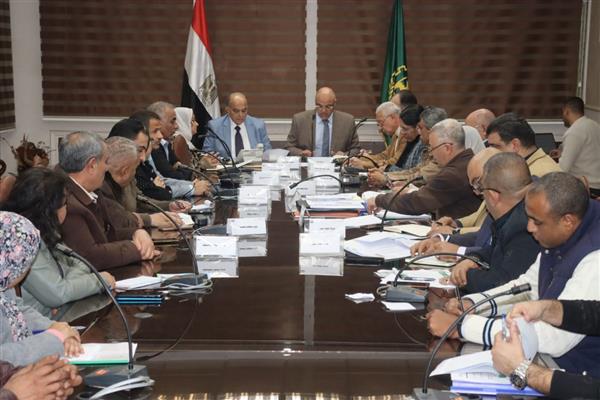 تحسين مستوى النظافة بـ شبرا الخيمة والخصوص في اجتماع المحافظ
