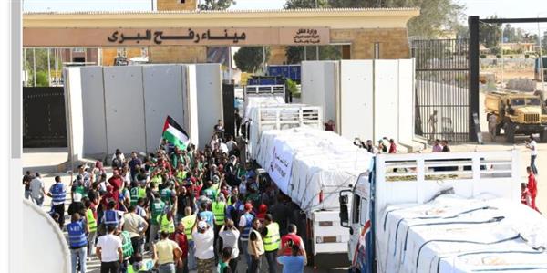 وصول أكبر قافلة مساعدات إنسانية للفلسطينيين إلى ميناء رفح البري