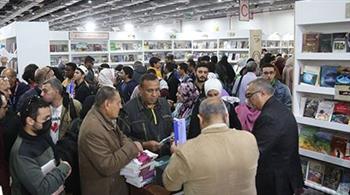   إقبال كبير على إصدارات "هيئة الكتاب" بمعرض القاهرة للكتاب