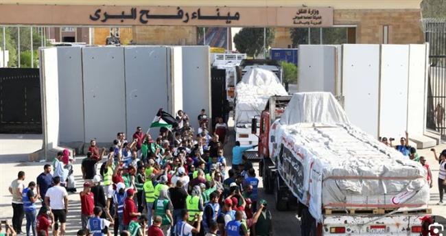استمرار تدفق المساعدات الإنسانية للفلسطينيين بمعبر رفح منذ الصباح الباكر