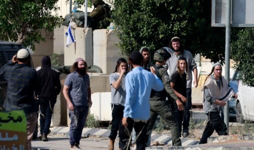 الخارجية الفلسطينية تحذر من خطورة السماح للمستوطنين بشراء أراضٍ بالضفة