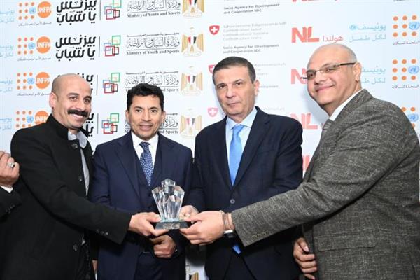 بحضور وزير الزراعة ومحافظا القاهرة والقليوبية.. وزير الشباب يفتتح معرض بيزنس يا شباب
