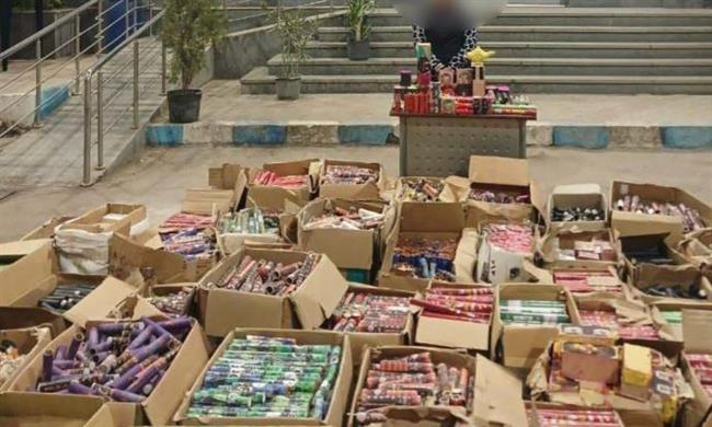 سقوط مندوب مبيعات في يد الأمن العام لإدارة مخزن للاتجار في الألعاب النارية بالشرقية