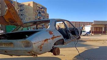 رفع 42 سيارة ودراجة نارية متروكة ومتهالكة من الشوارع