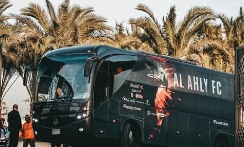 حافلة الأهلي في طريقها لملعب 5 يوليو استعدادا لمواجهة بلوزداد