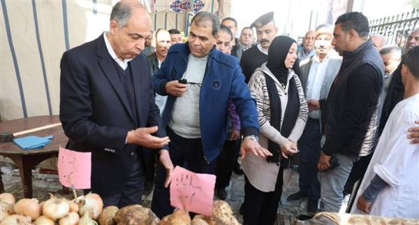 بتخفيضات تزيد على 30%.. محافظ المنيا يفتتح سوق اليوم الواحد بمطاي