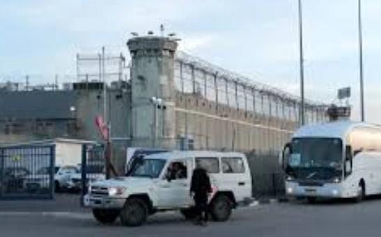 إذاعة الاحتلال: الأسرى الفلسطينيون بقوا في الحافلات ولم تتم إعادتهم إلى غرف سجن عوفر