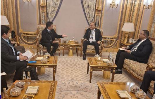 وزير العمل يلتقي نظيره الفلبيني لبحث الملفات المشتركة