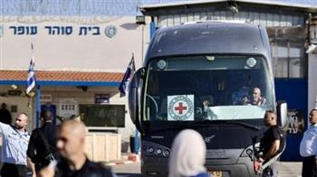   بدء وصول الأسرى الفلسطينيين المحررين من سجون الاحتلال إلى منازل عوائلهم