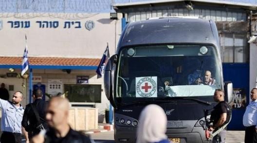 بدء وصول الأسرى الفلسطينيين المحررين من سجون الاحتلال إلى منازل عوائلهم