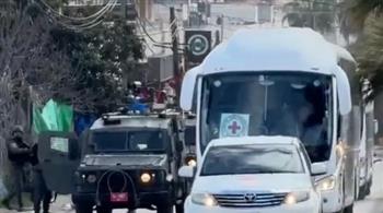   "القاهرة الإخبارية" تذيع مشاهد وصول الأسرى الفلسطينيين إلى رام الله والقدس المحتلة